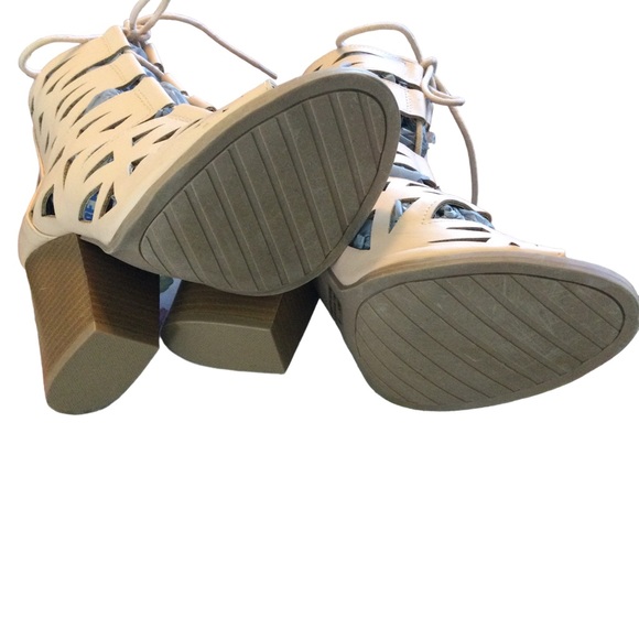 Charlotte Russe Laser Cut Open Toe Sandals Four Inch Block Heels Size 8 NWOT - Picture 4 of 4